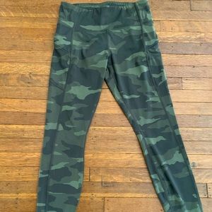 Athleta Camo Contender 7/8 tight